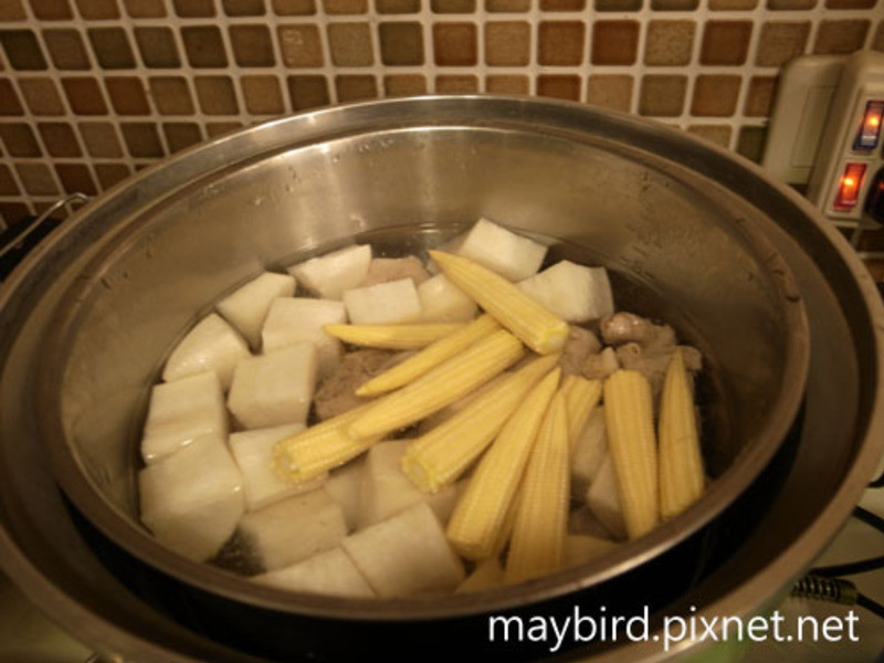 电锅煮排骨萝卜汤