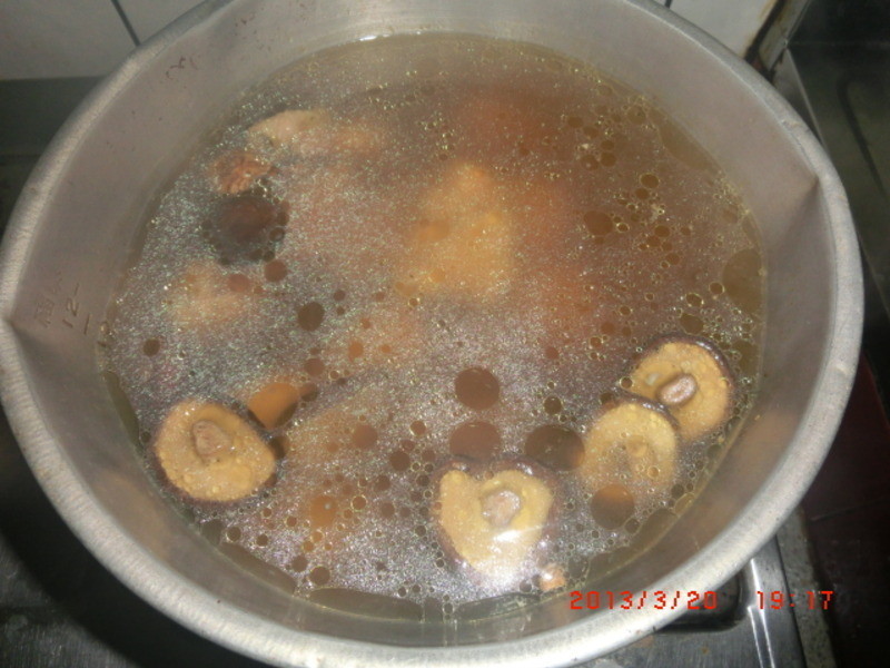 电锅炖香姑鸡汤