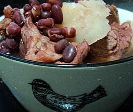 红豆粉葛猪骨汤的做法